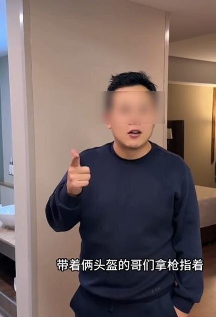 王先生的额头因为被枪抵住而受伤。(视频截屏)