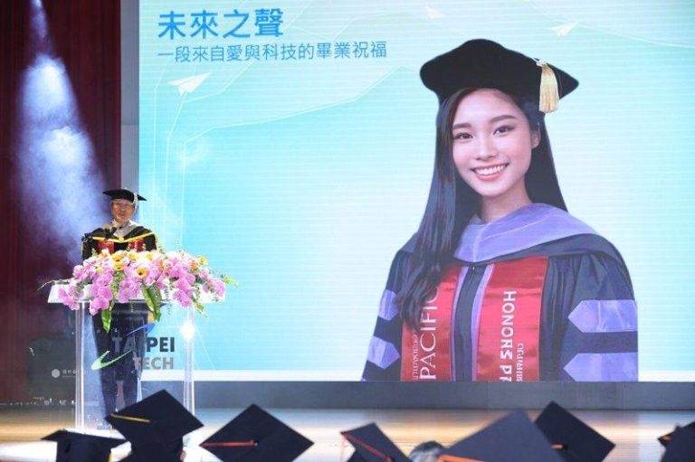 国立台北科技大学今天举行毕业典礼，博士班毕业生的音乐人包小柏（左）代表致词，他已...