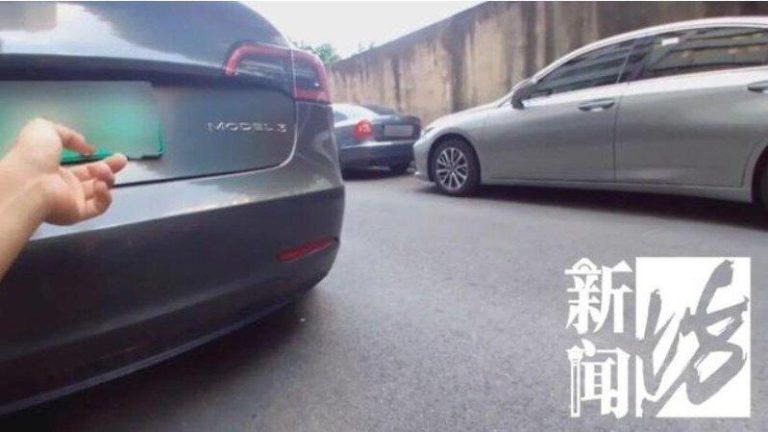 特斯拉没被撬 30万现金却不见 沪警揪车主1疏失、3小时破案 图为董女士的特斯拉。 (取材自「新闻坊」)