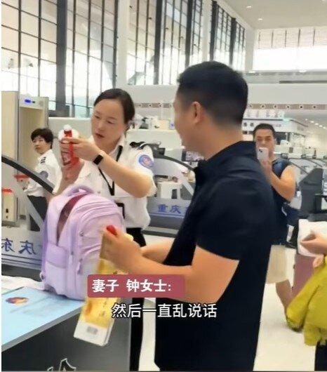 重庆一名男子日前携带一瓶已开封的茅台酒准备搭乘高铁,因不符合铁路携带规定,被拦下...