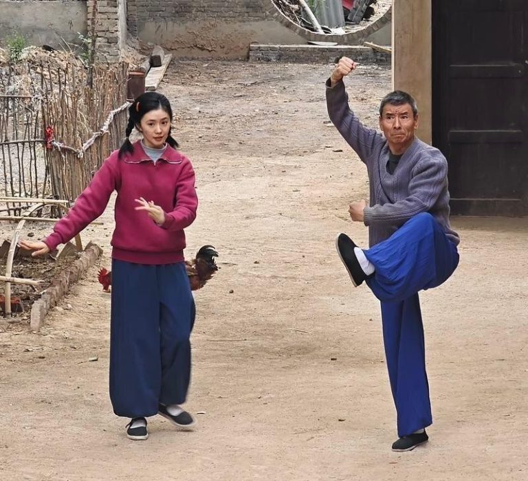 「主角」电视剧拍摄时，周存仁（同超饰）教青年时期忆秦娥（刘浩存饰）秦腔的武戏功夫...