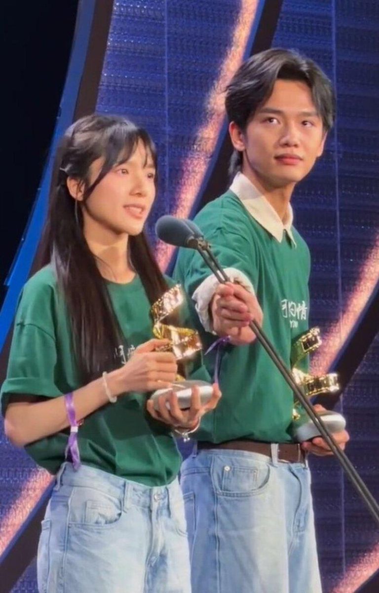 「阿嬷情书」2新人拿到首个电影奖 台上贴心交互网按赞 李思潼(左)因身型娇小搆不到麦克风,搭挡王彦桐见状上前帮忙降低麦克风。(取材自微...