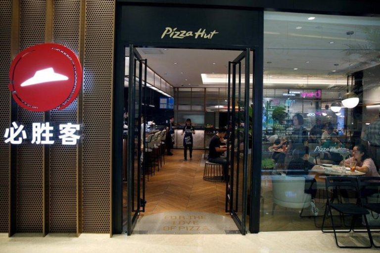 Pizza Hut 27亿美元被母公司卖了 中国事业归「百胜中国」 中国长期是必胜客的亮点市场。必胜客在中国销售额约占品牌整体销售19%,并持续稳定...