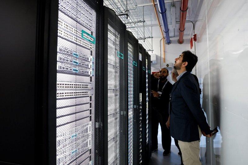 摩根大通预估,AI超大规模数据中心营运商到2030年将投入约5.5兆美元建设数据...