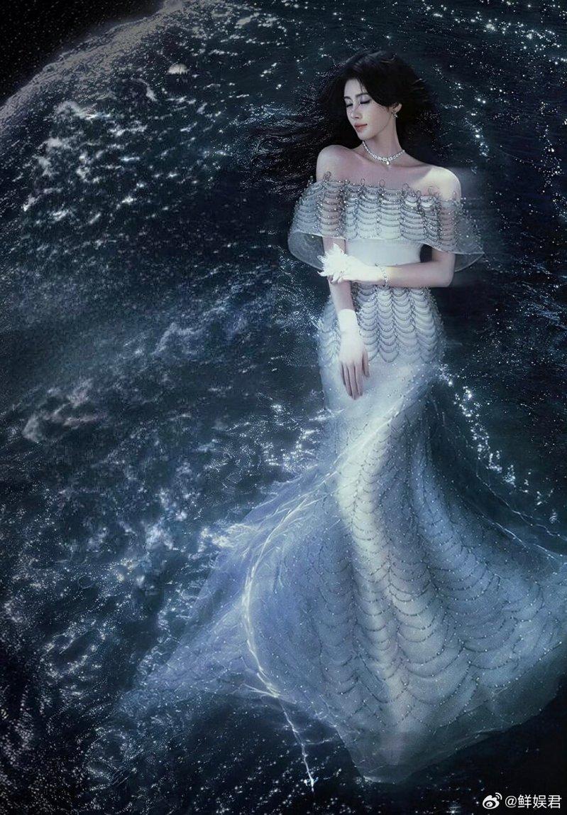 女星鞠婧祎发布深海人鱼高订写真。(取材自微博)