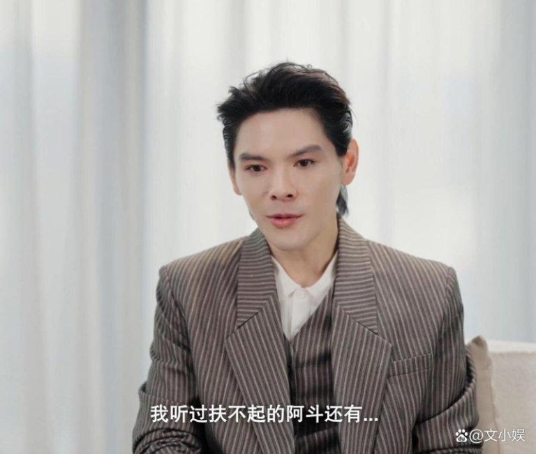 向佐在访谈中。（取材自微博）