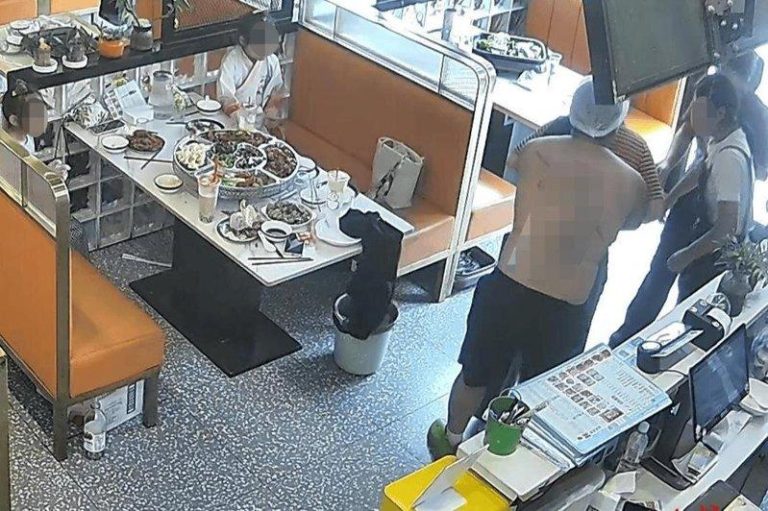 事发时监控视频显示，男厨师情急下半裸飞奔施救卡喉女顾客。（取材自红星新闻）