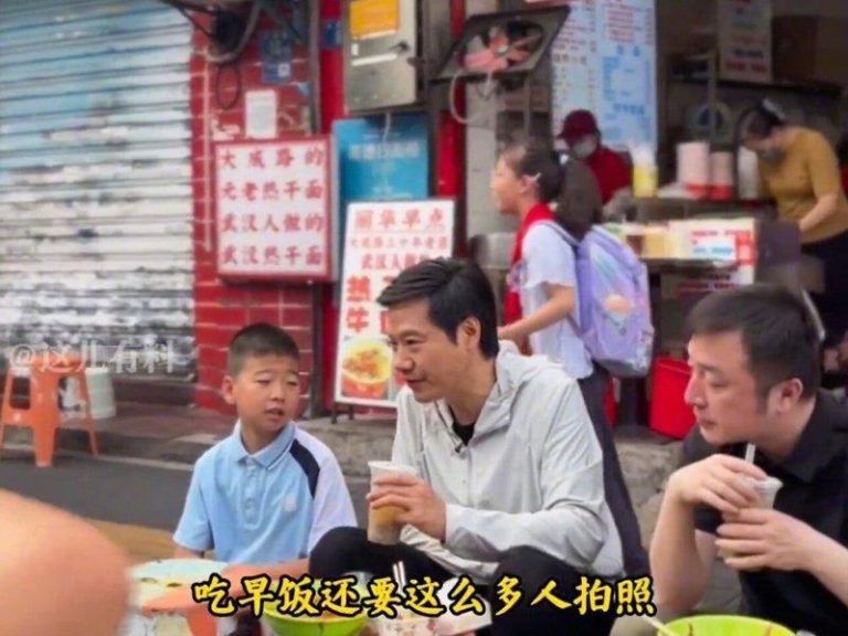 雷军路边「吃个早饭这么多人拍照」 路过小女孩:我靠 雷军背后那位小女生就是吐槽他的小孩姐。(取材自微博)