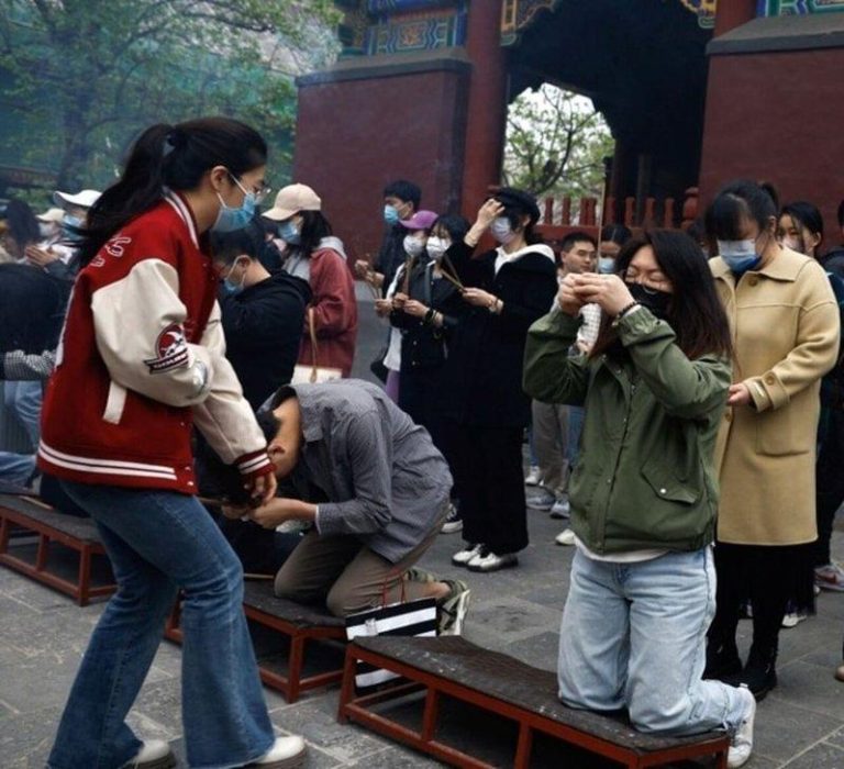 中共反腐去年惩百万人 求神拜佛、过度举债都要处分 习近平强力反腐,求神拜佛的官员也是落马百态之一。图为中国民众在北京一间寺庙烧香祈...