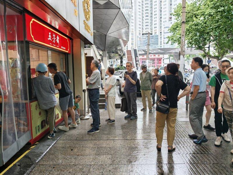 上海民众在粽子老字号品牌「五芳斋」专卖店前排队。(记者林宸谊/摄影)