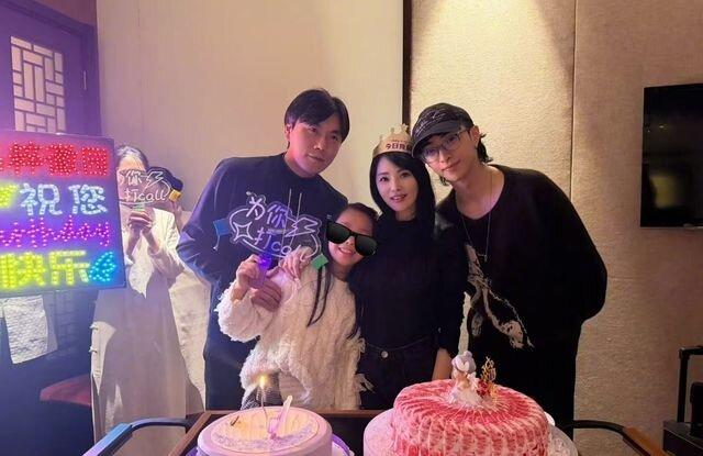 伊能静与秦昊的女儿「米粒」10岁生日,一 家四口温馨交互。(取材自微博)