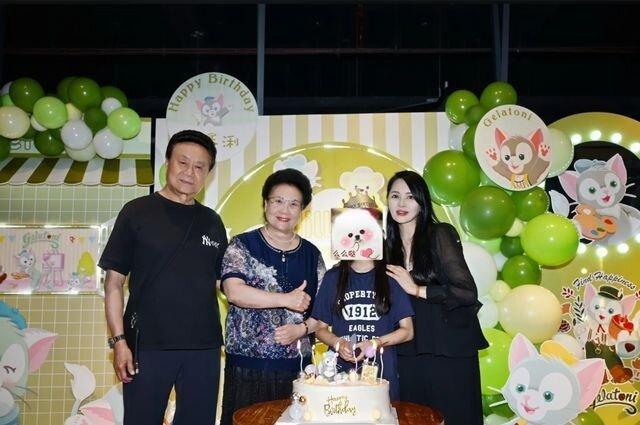伊能静的女儿「米粒」10岁生日,公婆罕见同框,三代同堂温馨交互。(取材自微博)