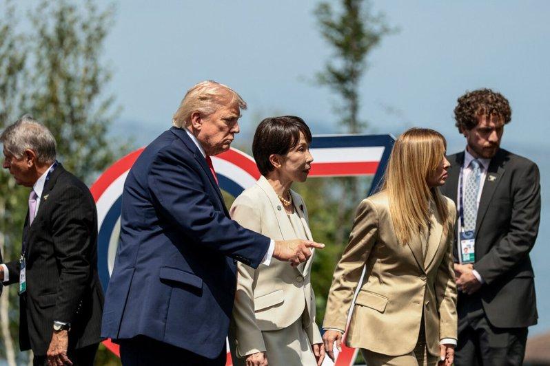 G7峰会期间,美国总统川普(左二)与日本首相高市早苗(左三)之间交互引发外界关注...
