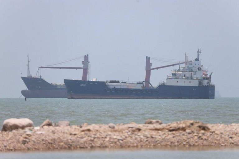BBC:伊朗重开海峡、恢复核谈判 美以开战目标全落空 美以围攻伊朗三个多月,双方签下和平协议谅解备忘录。图为伊朗控制的荷莫兹海峡阿巴斯...