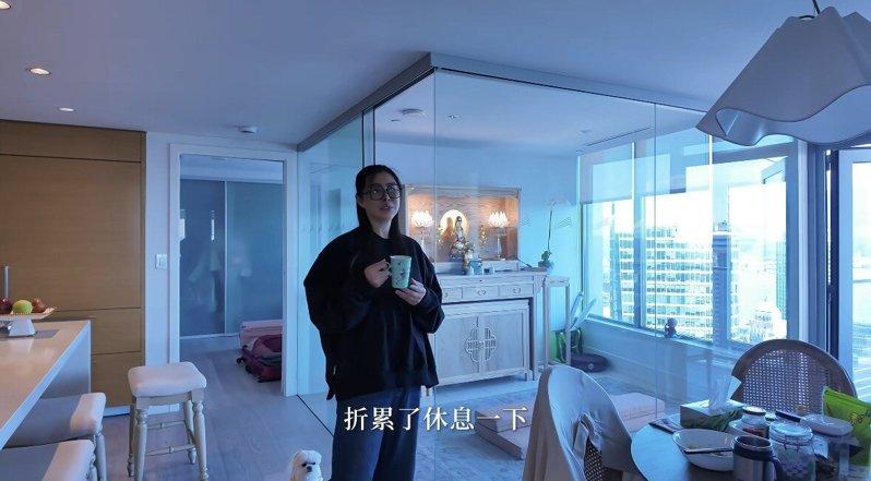 王祖贤家内部装潢大公开，图后方的「透明玻璃礼佛室」最吸睛。(取材自小红书)