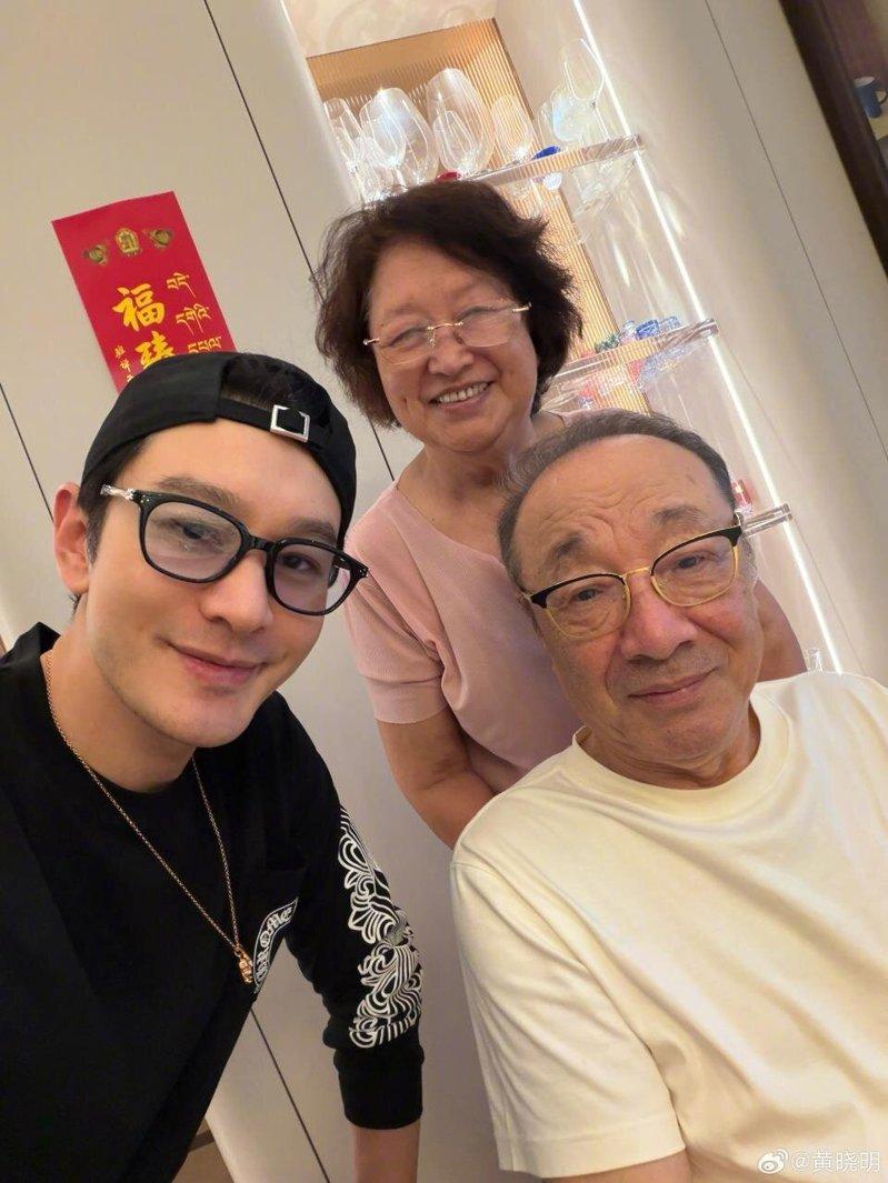 黄晓明(左)在端午节晒出一家三口合照。(取材自微博)