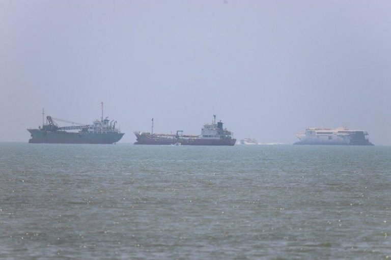 荷莫兹海峡油轮通行量又减少了。（路透）
