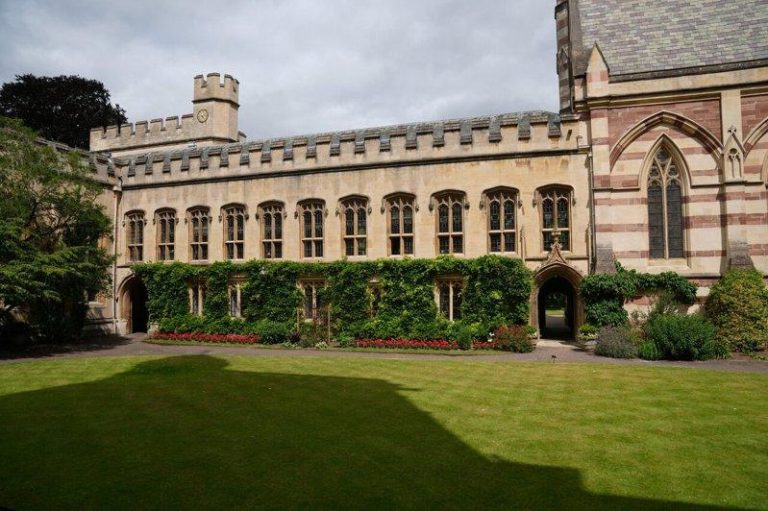 大学白念了?英国数据显示:大学学历已不再值得投资 英国数据显示,持有大学学历的薪资展望,远不如20年前。(路透)