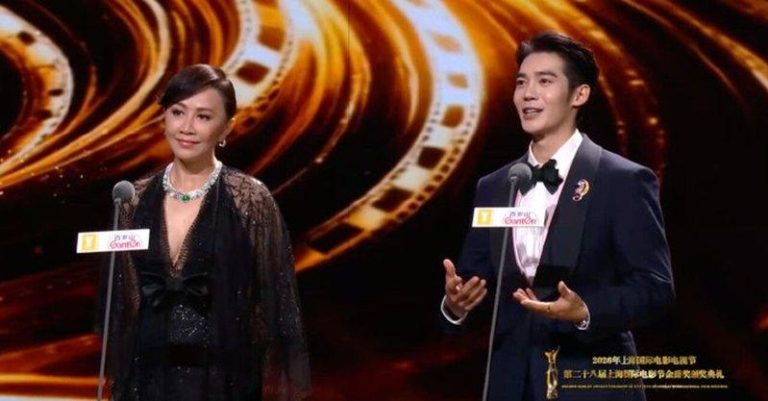 刘嘉玲赞于适「身材出彩」 调侃可演其母 于适慌了 第28届上海国际电影节颁奖典礼上,刘嘉玲与于适同台担任颁奖嘉宾。(取材自微博)