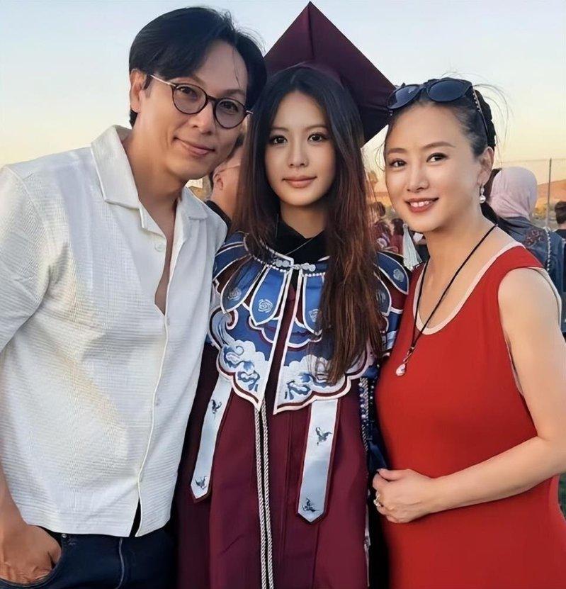 翁虹(右)去美国参加女儿高中毕业典礼,一家三口同框。(取材自微博)