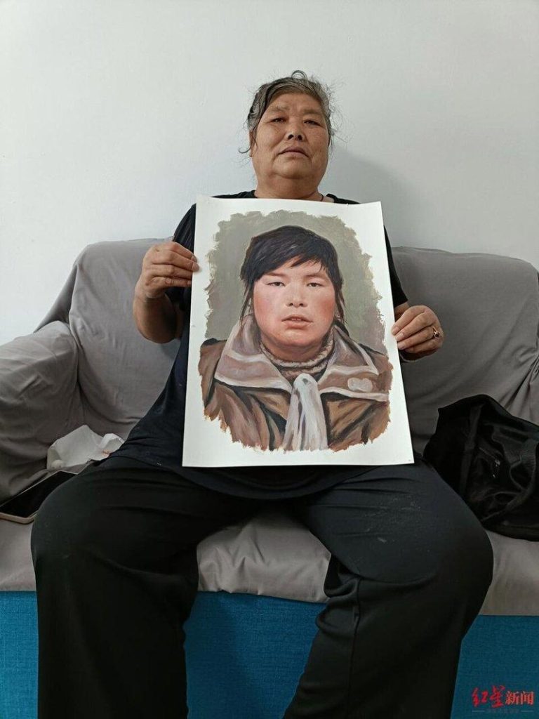 妻被拐走38年 跑20次没成功 丈夫提告重婚罪将她找回 郭小玲以及她儿子给她画的油画。(取材自红星新闻)