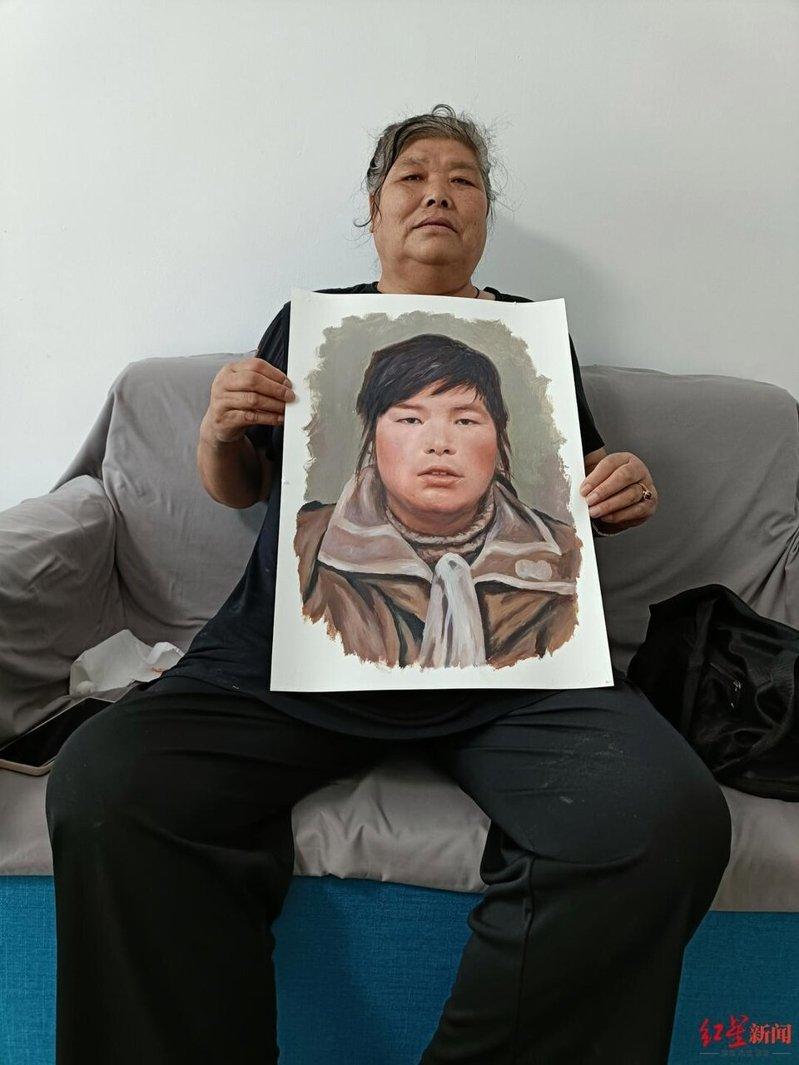 郭小玲以及她儿子给她画的油画。(取材自红星新闻)