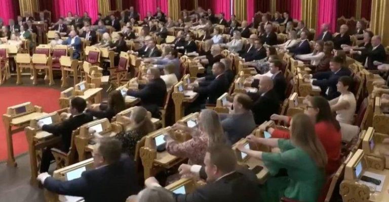 挪威国会全体议员暂停议程，在议场内共同进行「维京划船」仪式。（取材自微博）