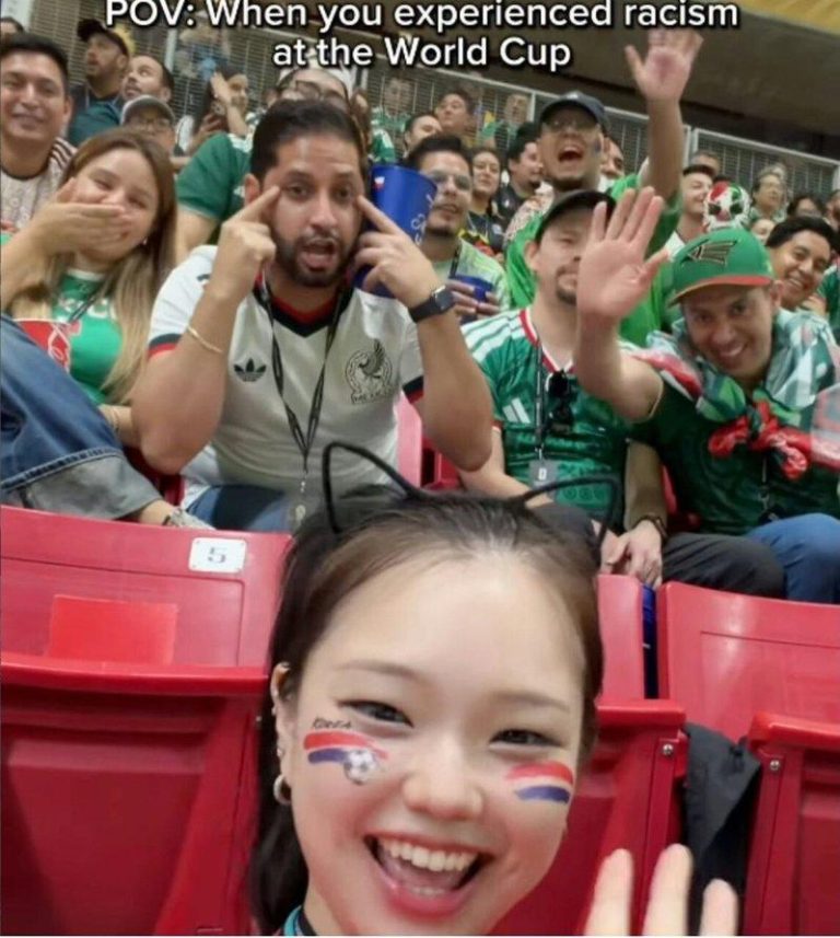 一名南韩球迷自拍时，身后的墨西哥男球迷竟做出「拉眼角」的动作，引发极大争议。（取...