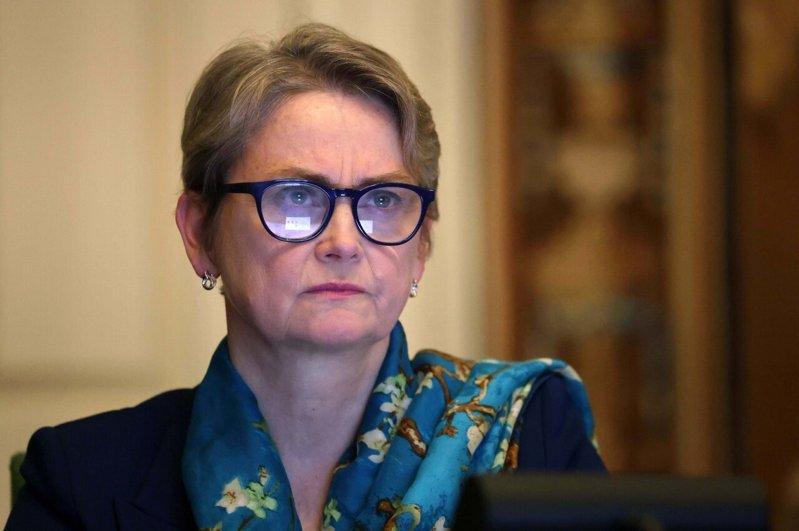 英国外交大臣古柏6月11日在位于肯特郡的外交大臣庄园志奋领庄园与澳洲和加拿大外交...