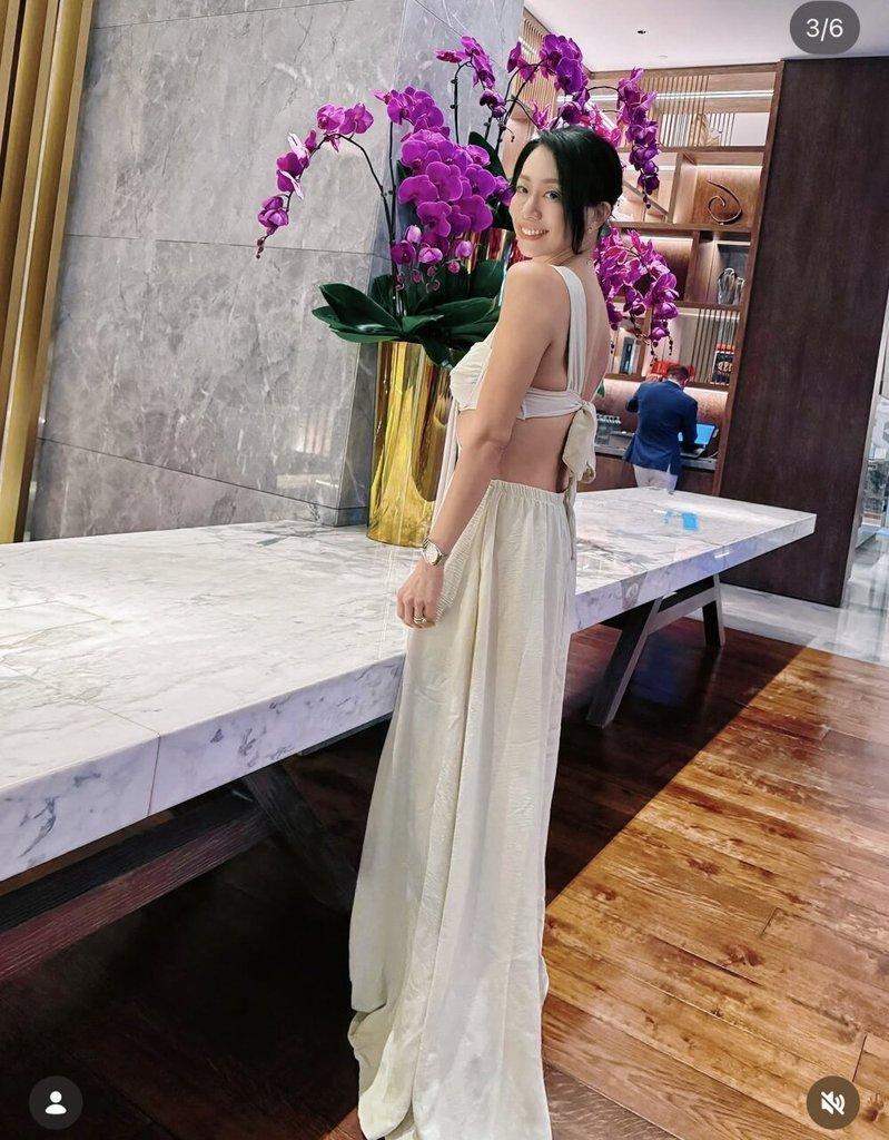 吴辰君一转身,腰身布料抽空,展现两侧极致腰线。图/摘自IG