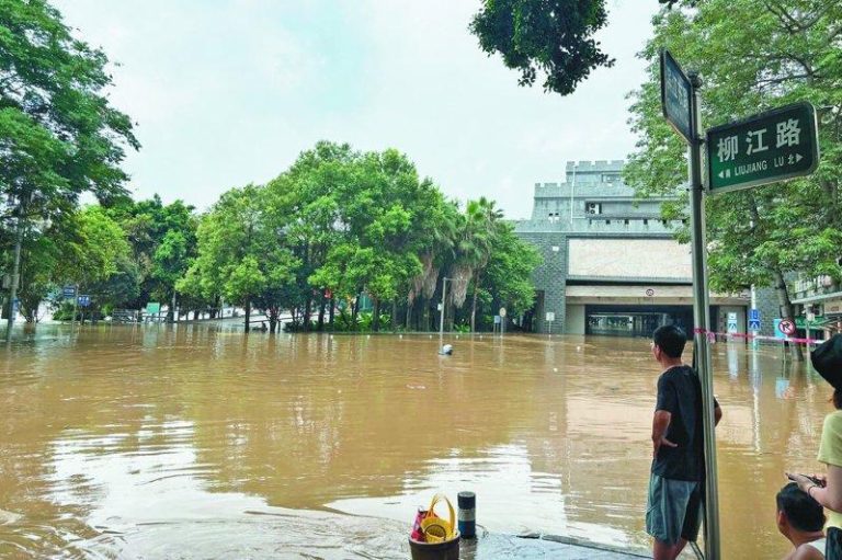 暴雨酿柳江今年第一号洪水 4省启动地质灾害预警 受上游来水及降雨影响,广西21日上午出现「柳江2026年第一号洪水」,柳州低洼地...