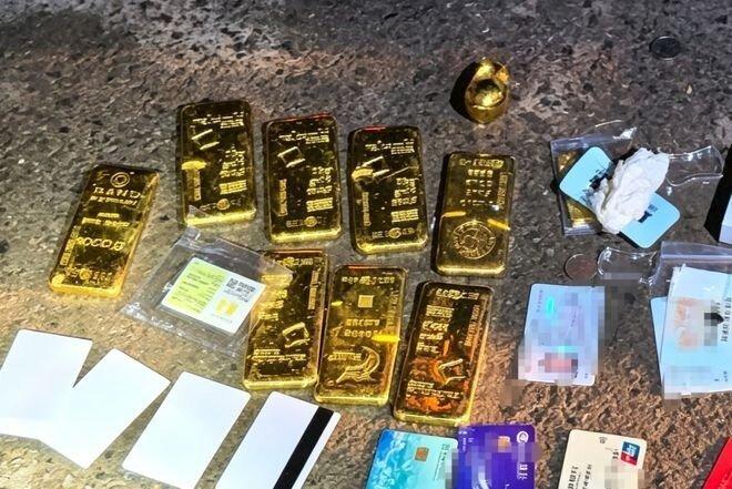 童某被抓获时警员从其身上及随身携带的背包中查获了被盗黄金。(取材自人民网)