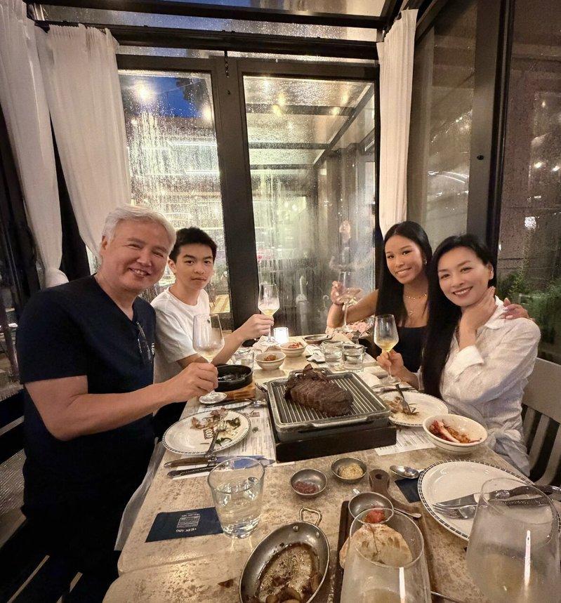 张庭(右起)迎56岁生日,女儿、儿子和老公林瑞阳陪伴共度。图/张庭提供