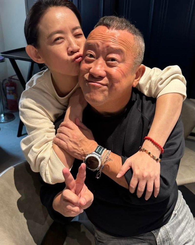 曾志伟(前)、曾宝仪父女投资房产眼光独到, 最新以1240万港元售出荃湾宝云汇一...