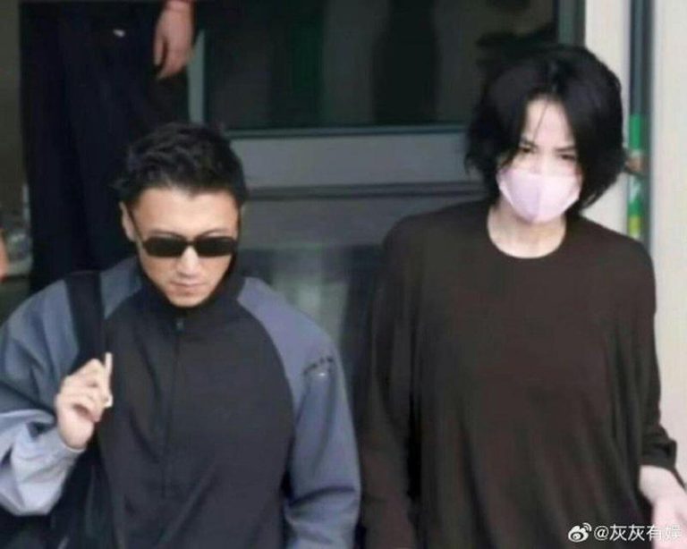 谢霆锋与王菲被网友捕获现身西安咸阳机场，罕见高调同框。（取材自微博）
