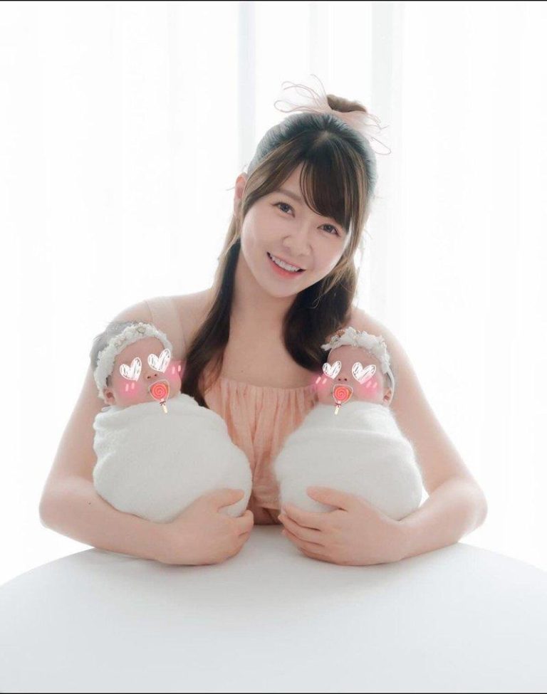 谢京颖怀抱双胞胎女儿，满脸幸福洋溢。图／摘自脸书