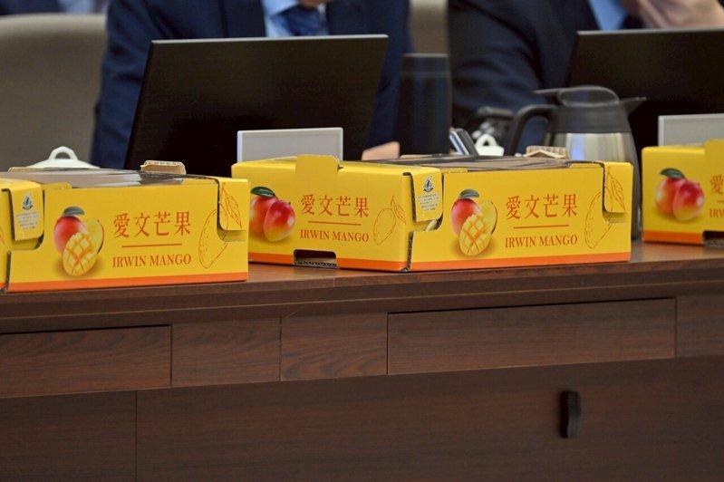 台湾爱文芒果成功外销法国、英国,行政院会今日开会时,与会首长面前也都摆放一箱箱芒...