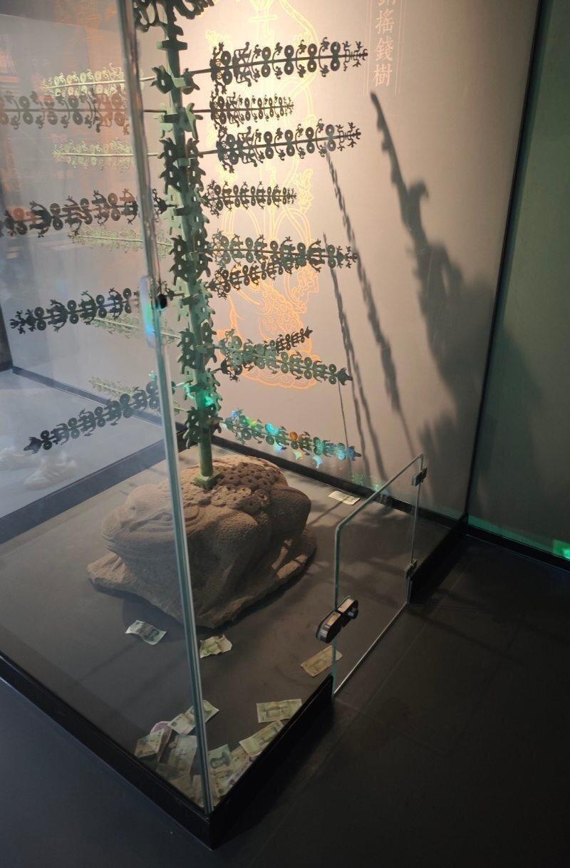 该玻璃展柜下方开有一个小门。(取材自上游新闻)