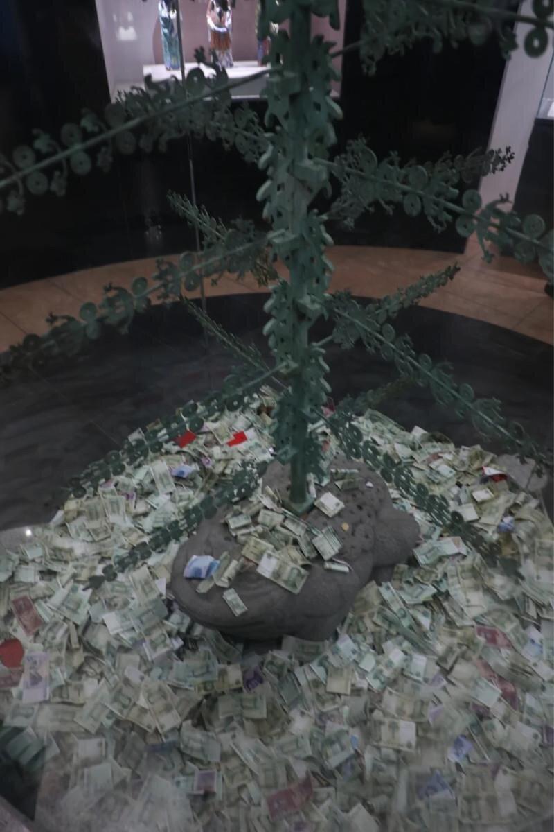 两年前青铜「摇钱树」展柜中铺满纸币。(取材自上游新闻)