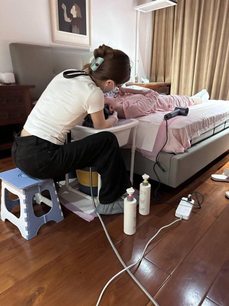 医美用户上门洗头。(取材自封面新闻)