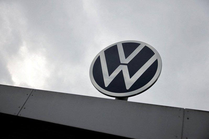 德媒指出,福斯汽车(VW)首席执行官计划在未来几年,裁减全球多达10万个职位。(路透...