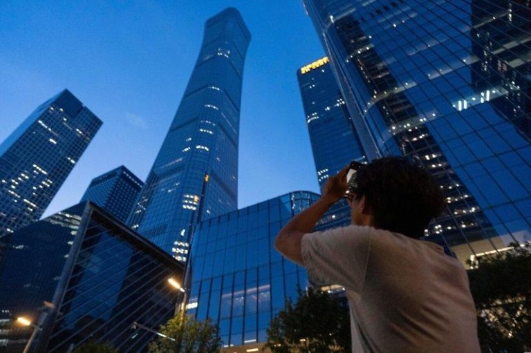 许多民众聚集在中信大厦现场围观拍照。（美联社）