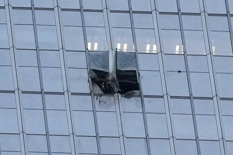 「中国尊」玻璃帷幕清楚被撞出一个大洞。（美联社）