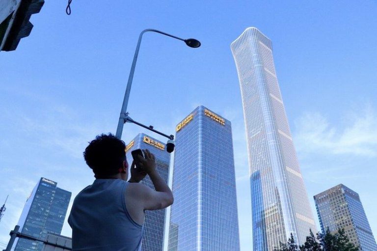 一架小型飞机26日傍晚撞击北京第一高楼「中国尊」中信大厦，一名北京市民27日行经...