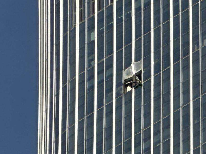 一架小型飞机26日傍晚撞击北京第一高楼「中国尊」中信大厦，大楼楼面玻璃破碎，可见...