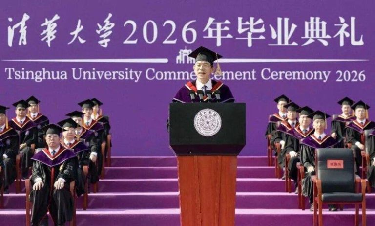 清华大学校长送别本科生 12分钟毕业寄语 提23次AI 送别本科生,清华校长12分钟寄语提了23次AI。(取材自北京日报)