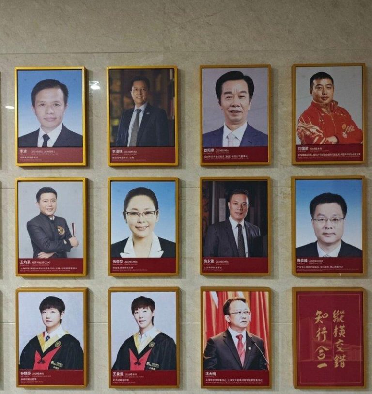 孙颖莎、王曼昱毕业照 上海交大校友墙看得到了 孙颖莎(下排左一)、王曼昱(下排左二)身着学位服照片出现在上海交大安泰经管学院校...