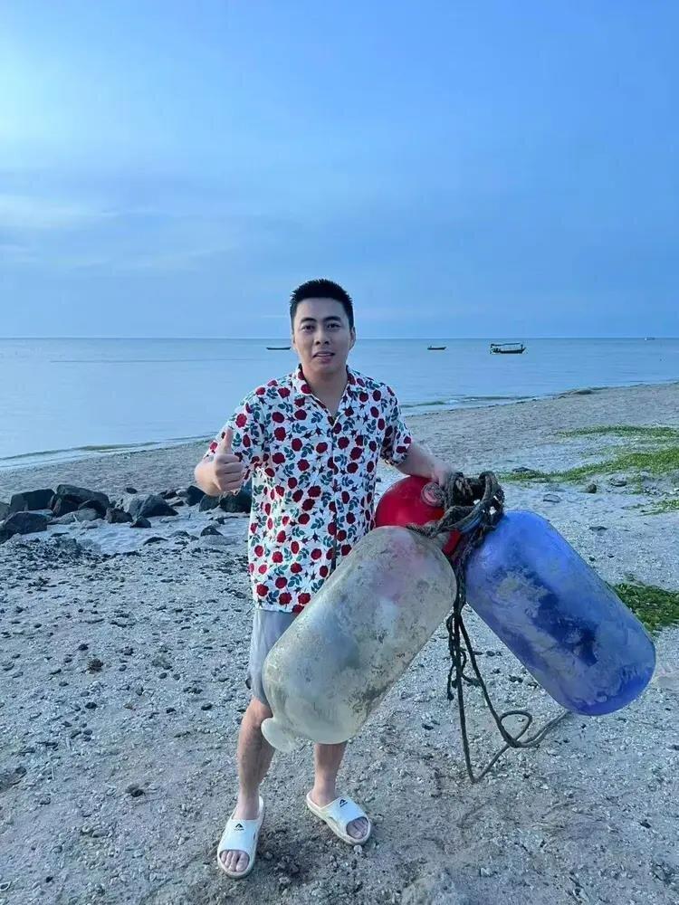 陈如荣与三个浮漂。(取材自央广网/受访者供图)