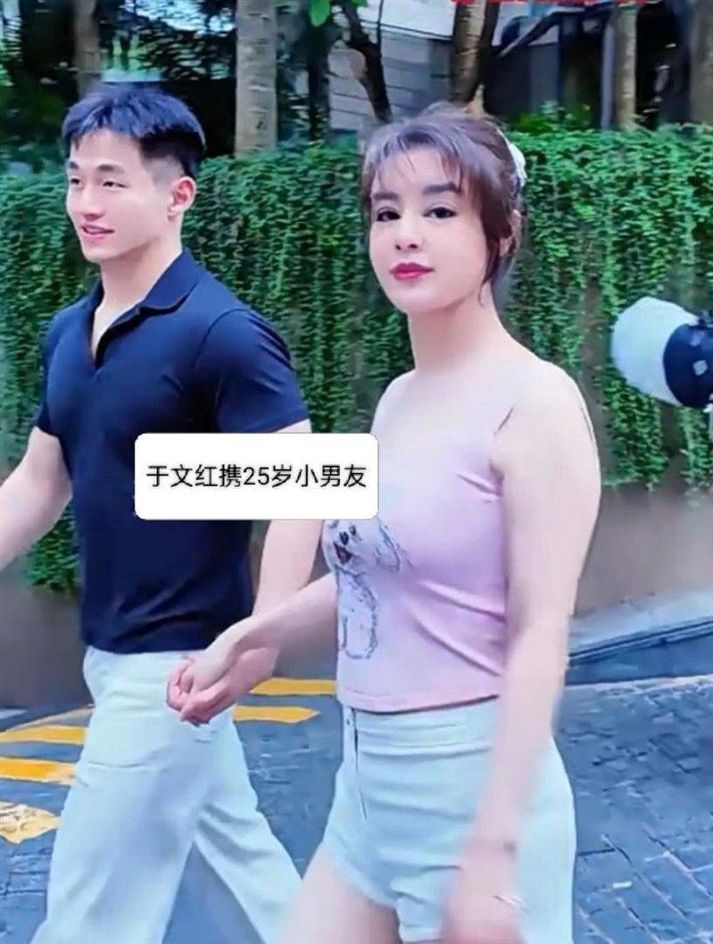 于文红大方与小男友「任任」晒恩爱。（视频截屏）