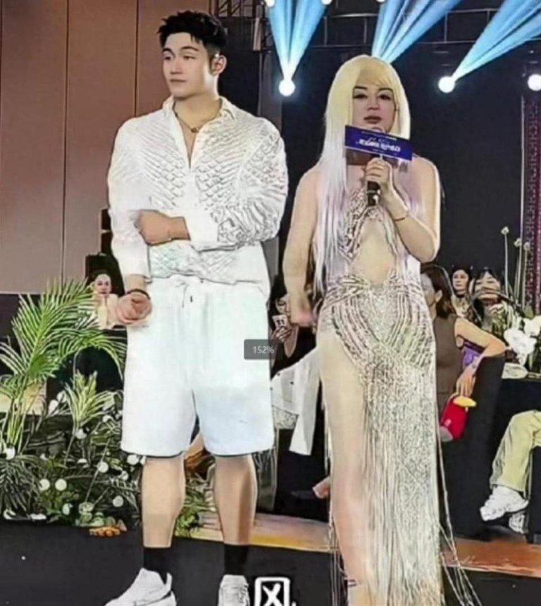 医美集团「虞美人」创始人于文红（右）带着小她30岁的男友「任任」（左）亮相上海名...